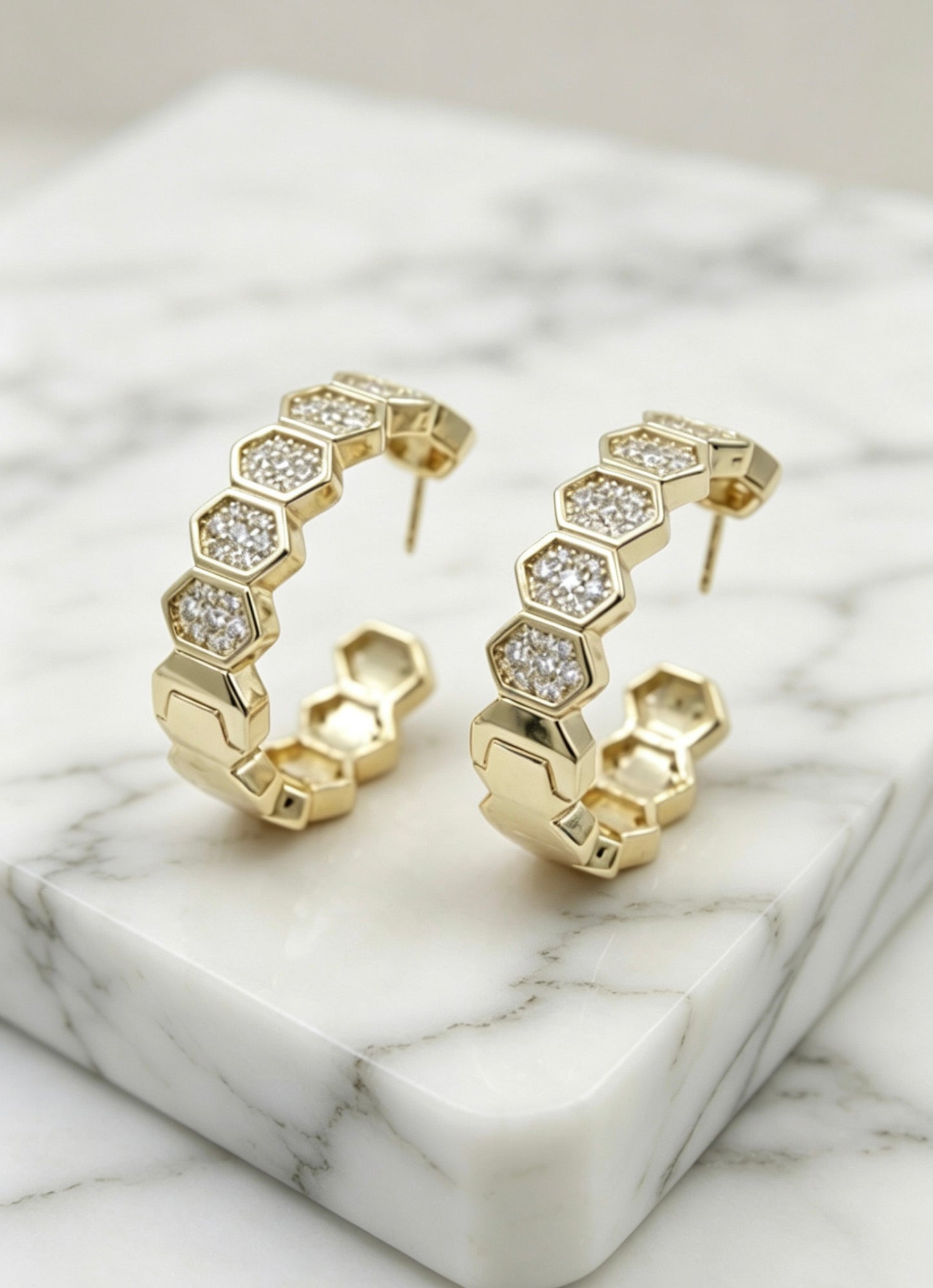 Altın İşçiliği Altıgen Taş Detaylı Halka Küpe – Paslanmaz Çelik, Suya Dayanıklı, Premium Gold Küpe