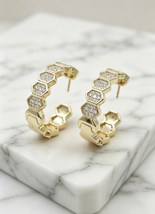 Altın İşçiliği Altıgen Taş Detaylı Halka Küpe – Paslanmaz Çelik, Suya Dayanıklı, Premium Gold Küpe
